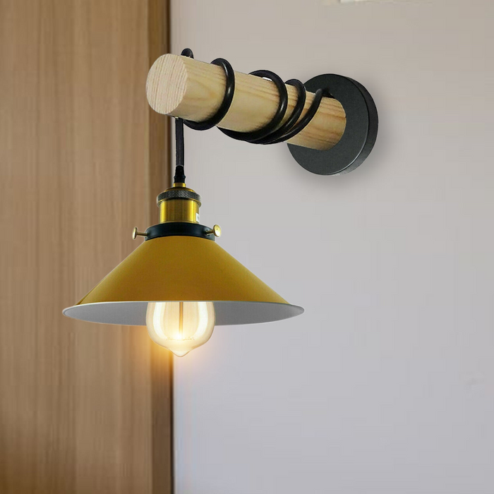 Moderne gecombineerde massief houten armkroonluchterverlichting met gele kegelvormige metalen kap wandkandelaar